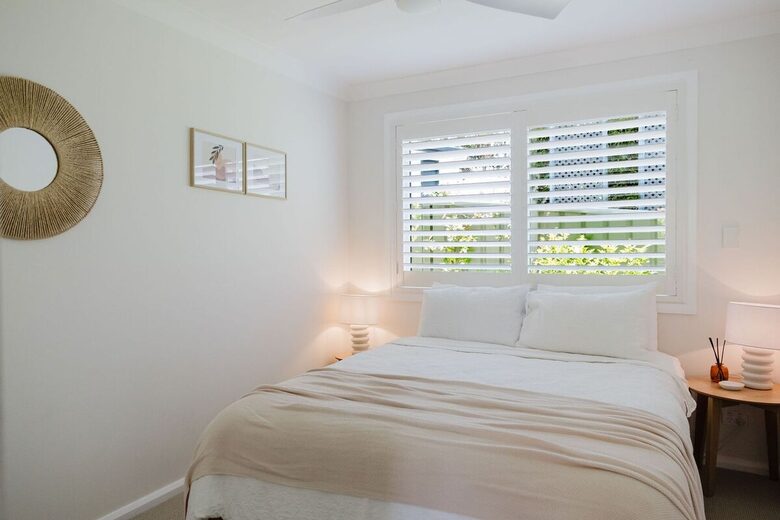 Light-Filled Coastal Living in Mollymook Beach - Mollymook Beach, Australia