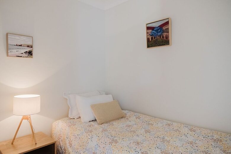 Light-Filled Coastal Living in Mollymook Beach - Mollymook Beach, Australia