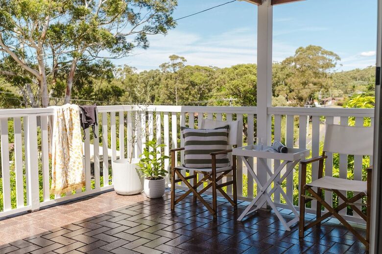 Light-Filled Coastal Living in Mollymook Beach - Mollymook Beach, Australia