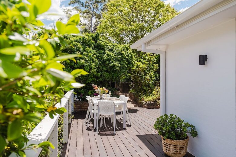 Light-Filled Coastal Living in Mollymook Beach - Mollymook Beach, Australia