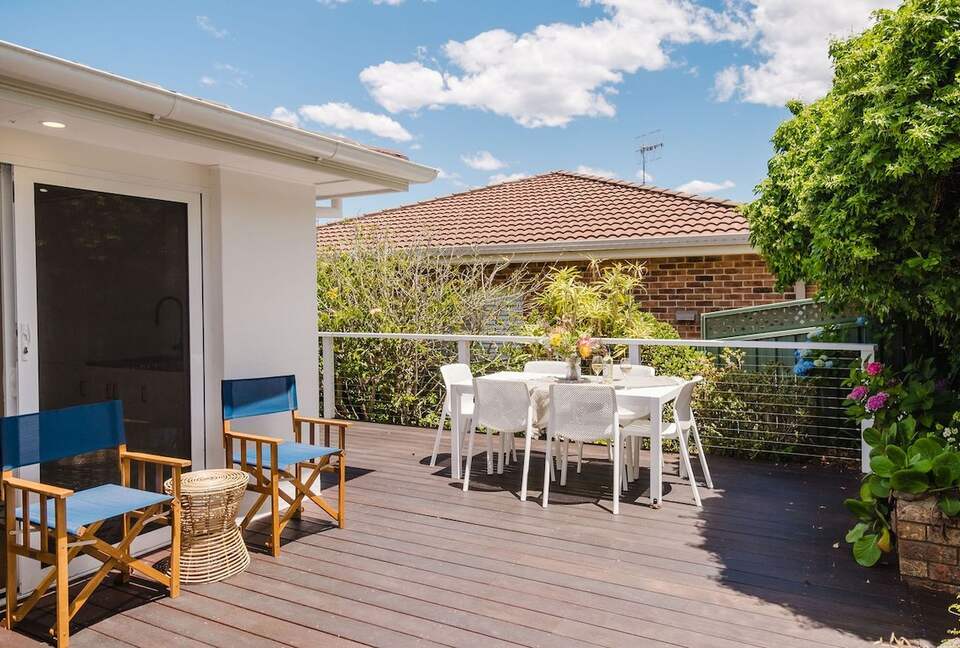 Light-Filled Coastal Living in Mollymook Beach - Mollymook Beach, Australia