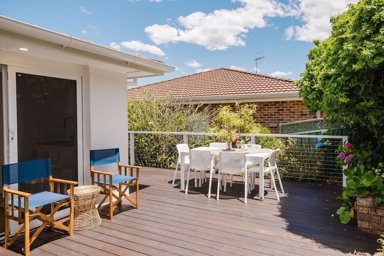 Light-Filled Coastal Living in Mollymook Beach - Mollymook Beach, Australia