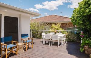 Light-Filled Coastal Living in Mollymook Beach - Mollymook Beach, Australia