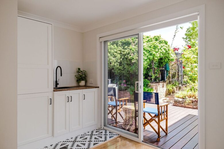 Light-Filled Coastal Living in Mollymook Beach - Mollymook Beach, Australia