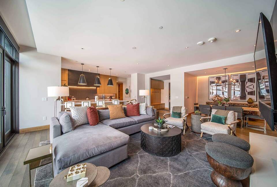 A Ski-In, Ski-Out Residence in Snowmass Base Village with Rooftop Pool - Snowmass Village, Colorado