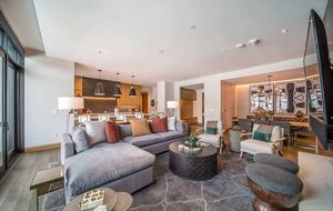 A Ski-In, Ski-Out Residence in Snowmass Base Village with Rooftop Pool - Snowmass Village, Colorado