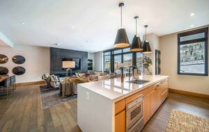 A Ski-In, Ski-Out Residence in Snowmass Base Village with Rooftop Pool - Snowmass Village, Colorado