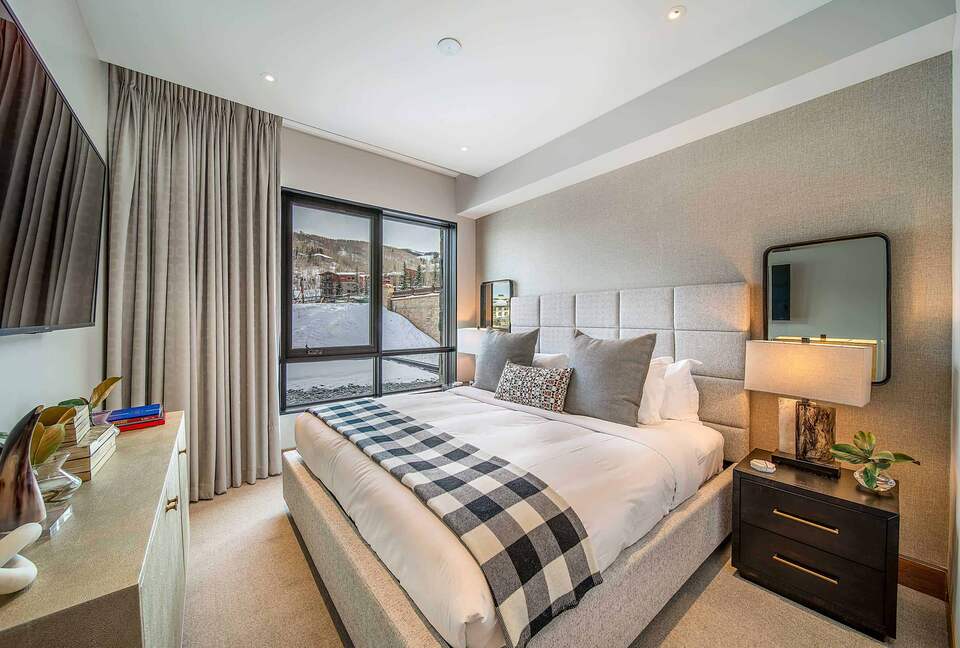 A Ski-In, Ski-Out Residence in Snowmass Base Village with Rooftop Pool - Snowmass Village, Colorado