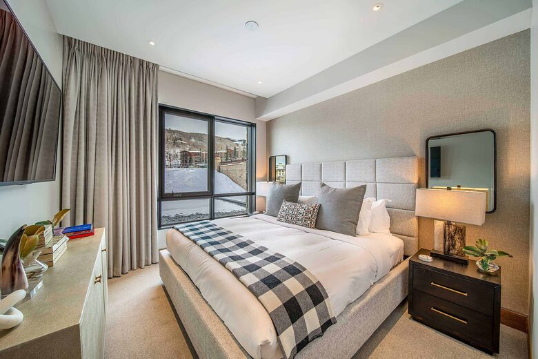 A Ski-In, Ski-Out Residence in Snowmass Base Village with Rooftop Pool - Snowmass Village, Colorado