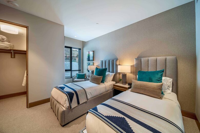 A Ski-In, Ski-Out Residence in Snowmass Base Village with Rooftop Pool - Snowmass Village, Colorado