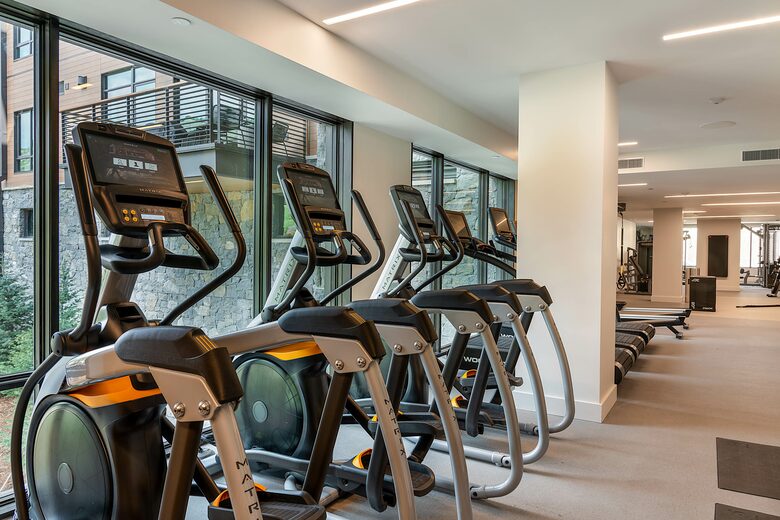 A Ski-In, Ski-Out Residence in Snowmass Base Village with Rooftop Pool - Snowmass Village, Colorado