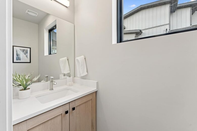 A Modern Mountain Retreat Near Deer Valley with Game Room & Hot Tub - Heber City, Utah