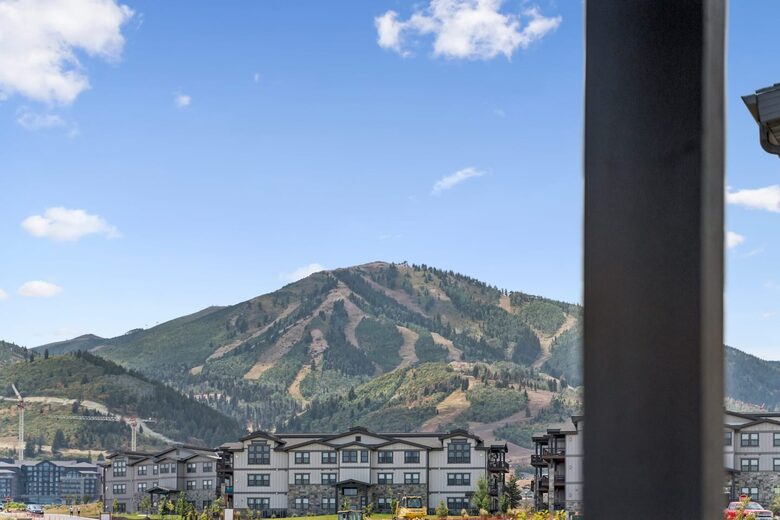 A Modern Mountain Retreat Near Deer Valley with Game Room & Hot Tub - Heber City, Utah