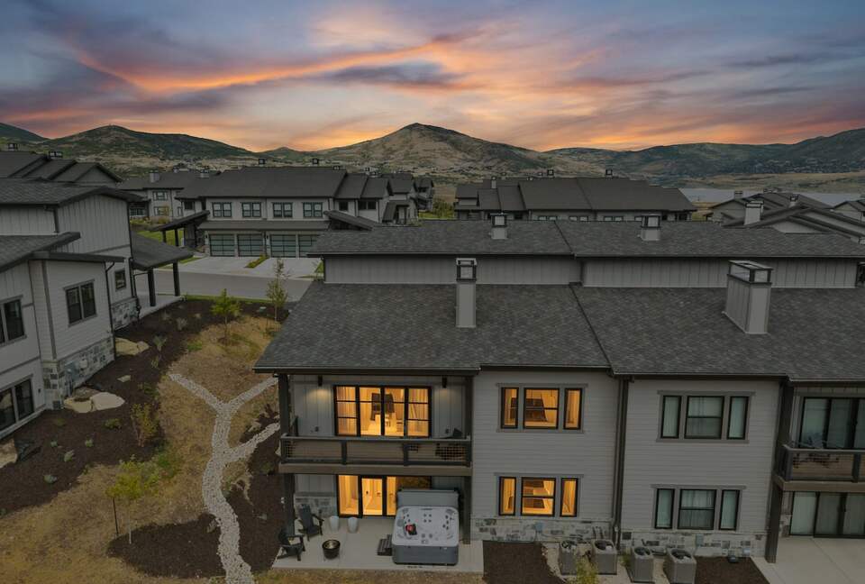 A Modern Mountain Retreat Near Deer Valley with Game Room & Hot Tub - Heber City, Utah