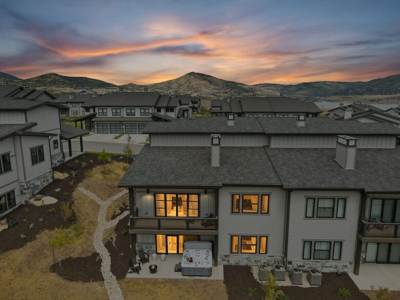 A Modern Mountain Retreat Near Deer Valley with Game Room & Hot Tub - Heber City, Utah