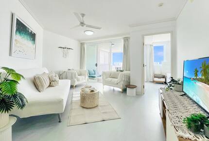 A Modern Oceanview Apartment in Cairns with Rooftop Pool & Spa - Cairns City, Australia