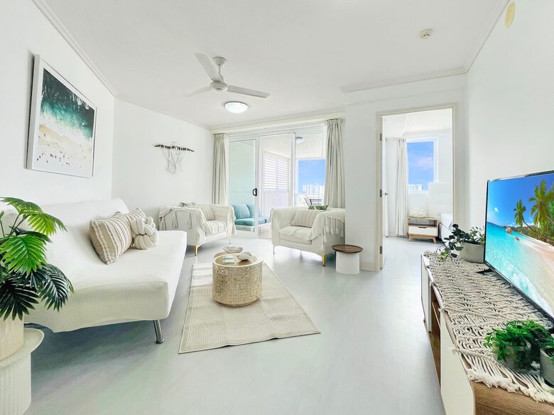 A Modern Oceanview Apartment in Cairns with Rooftop Pool & Spa - Cairns City, Australia