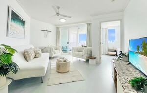 A Modern Oceanview Apartment in Cairns with Rooftop Pool & Spa - Cairns City, Australia