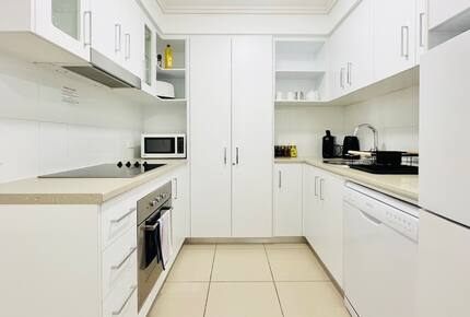 A Modern Oceanview Apartment in Cairns with Rooftop Pool & Spa - Cairns City, Australia