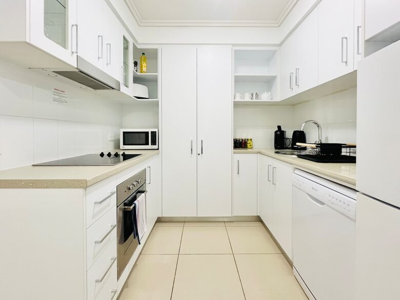 A Modern Oceanview Apartment in Cairns with Rooftop Pool & Spa - Cairns City, Australia