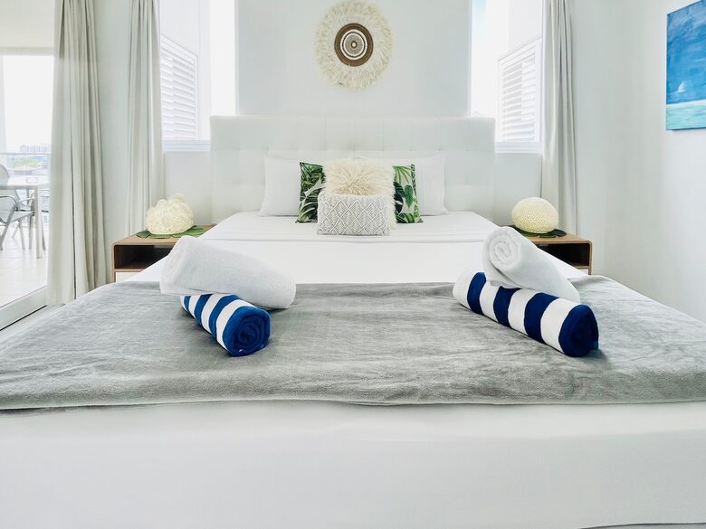 A Modern Oceanview Apartment in Cairns with Rooftop Pool & Spa - Cairns City, Australia