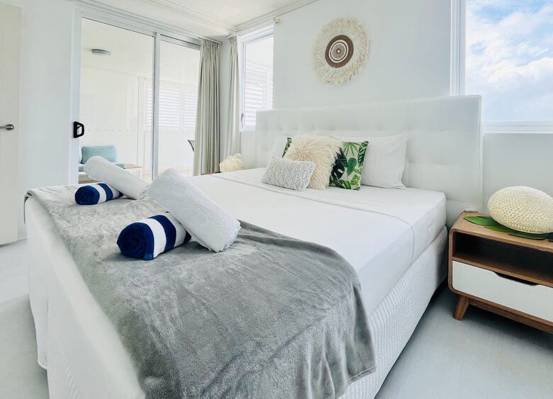 A Modern Oceanview Apartment in Cairns with Rooftop Pool & Spa - Cairns City, Australia