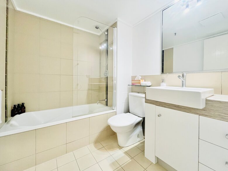 A Modern Oceanview Apartment in Cairns with Rooftop Pool & Spa - Cairns City, Australia