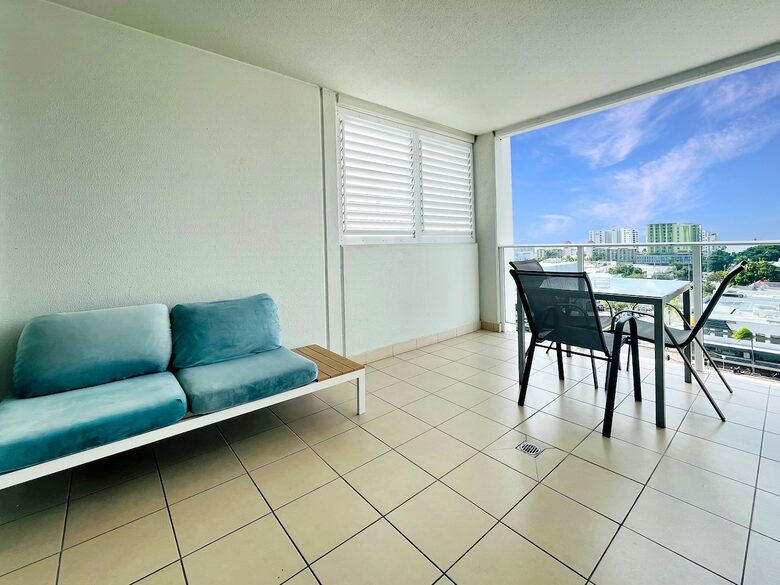 A Modern Oceanview Apartment in Cairns with Rooftop Pool & Spa - Cairns City, Australia
