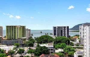 A Modern Oceanview Apartment in Cairns with Rooftop Pool & Spa - Cairns City, Australia