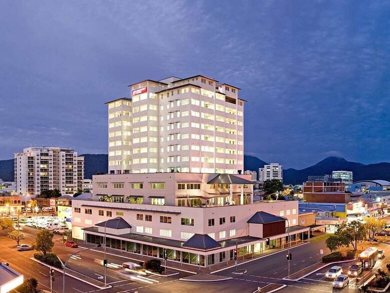 A Modern Oceanview Apartment in Cairns with Rooftop Pool & Spa - Cairns City, Australia