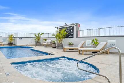 A Modern Oceanview Apartment in Cairns with Rooftop Pool & Spa - Cairns City, Australia