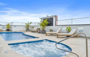 A Modern Oceanview Apartment in Cairns with Rooftop Pool & Spa - Cairns City, Australia