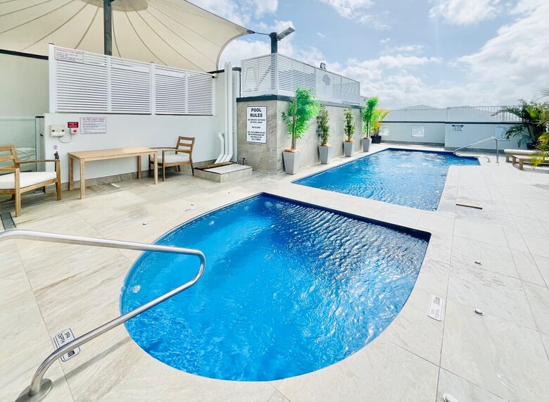 A Modern Oceanview Apartment in Cairns with Rooftop Pool & Spa - Cairns City, Australia