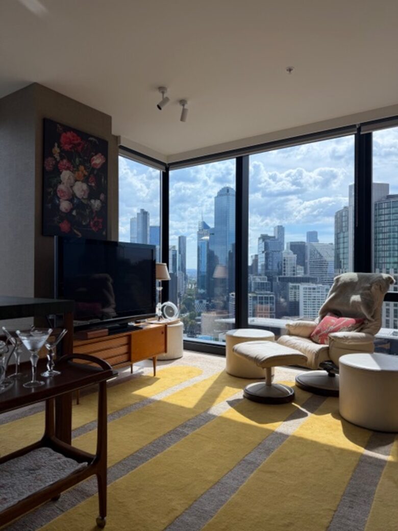 Design-Led Corner Outlook Above the Yarra in Central Melbourne - Melbourne, Australia