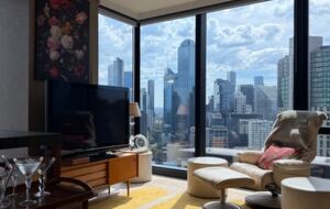 Design-Led Corner Outlook Above the Yarra in Central Melbourne - Melbourne, Australia