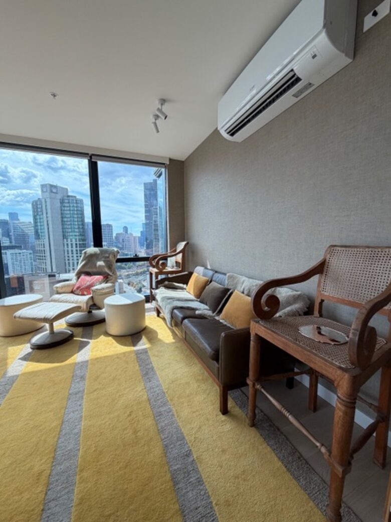 Design-Led Corner Outlook Above the Yarra in Central Melbourne - Melbourne, Australia