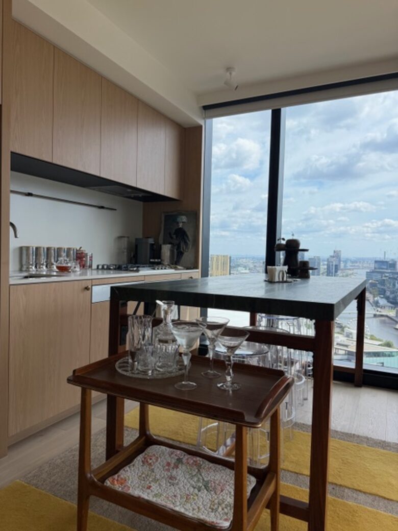 Design-Led Corner Outlook Above the Yarra in Central Melbourne - Melbourne, Australia