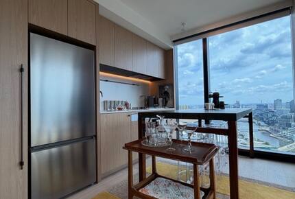 Design-Led Corner Outlook Above the Yarra in Central Melbourne - Melbourne, Australia