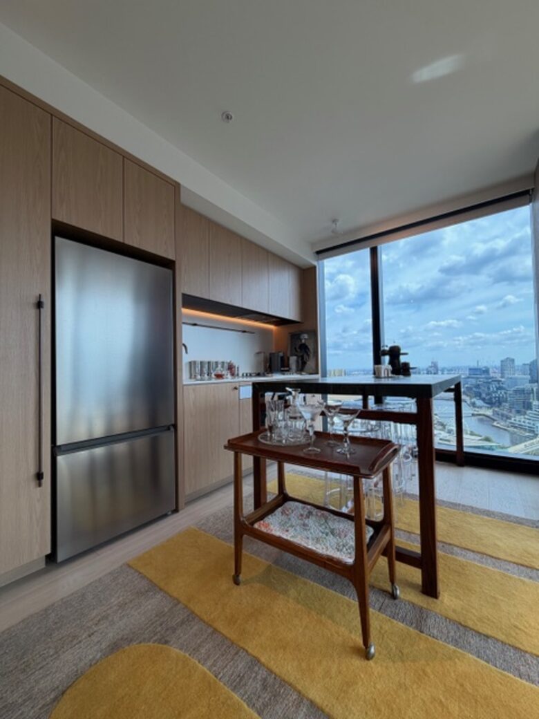 Design-Led Corner Outlook Above the Yarra in Central Melbourne - Melbourne, Australia