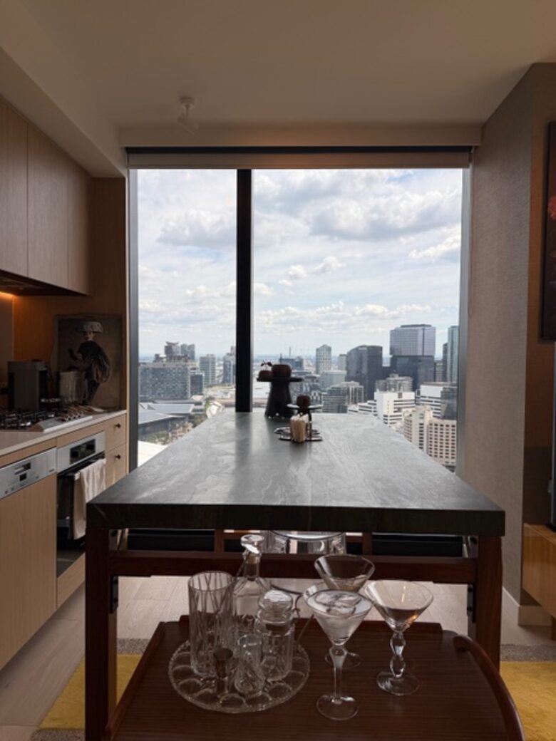 Design-Led Corner Outlook Above the Yarra in Central Melbourne - Melbourne, Australia