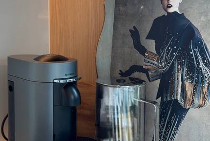 Design-Led Corner Outlook Above the Yarra in Central Melbourne - Melbourne, Australia