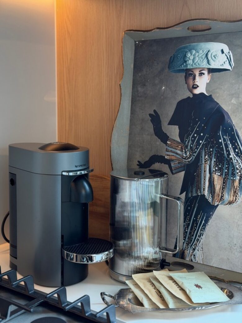 Design-Led Corner Outlook Above the Yarra in Central Melbourne - Melbourne, Australia