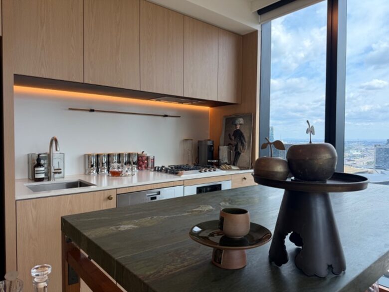 Design-Led Corner Outlook Above the Yarra in Central Melbourne - Melbourne, Australia