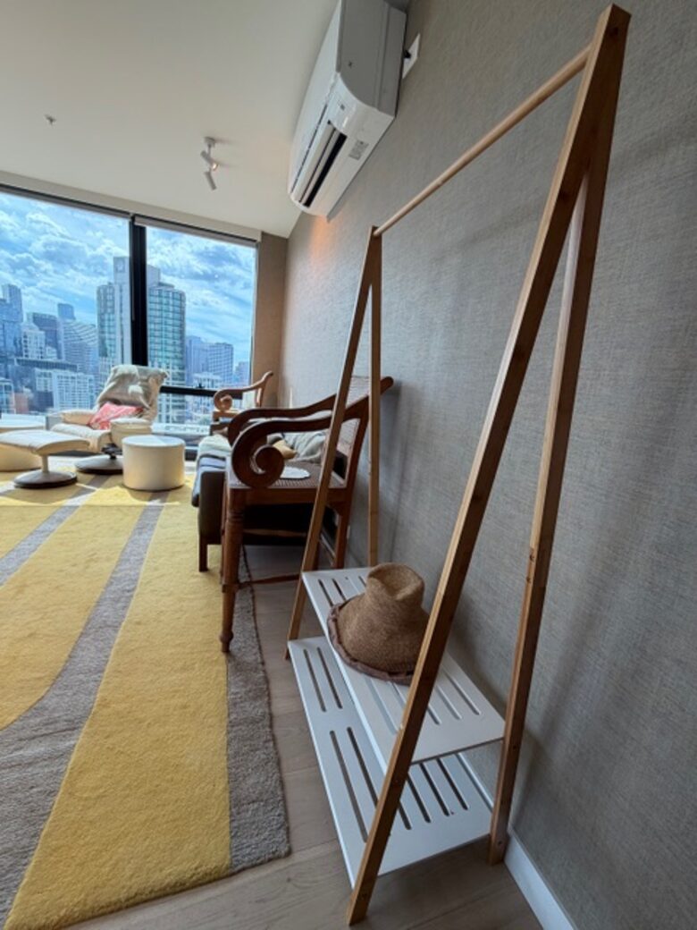 Design-Led Corner Outlook Above the Yarra in Central Melbourne - Melbourne, Australia