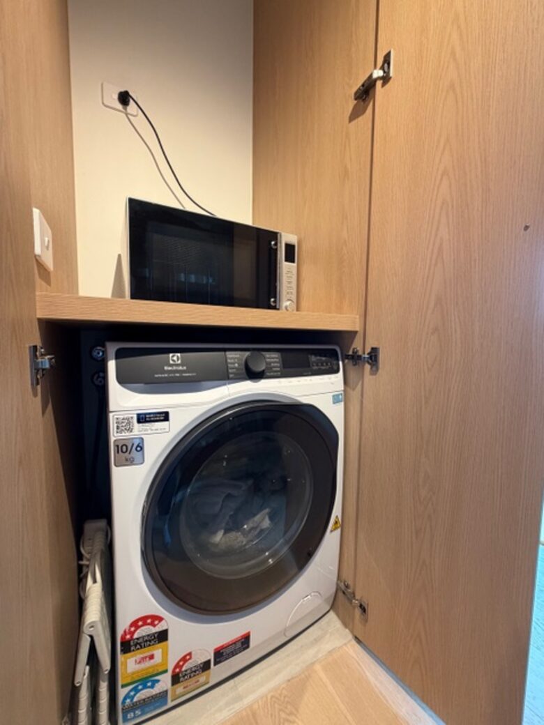 Design-Led Corner Outlook Above the Yarra in Central Melbourne - Melbourne, Australia