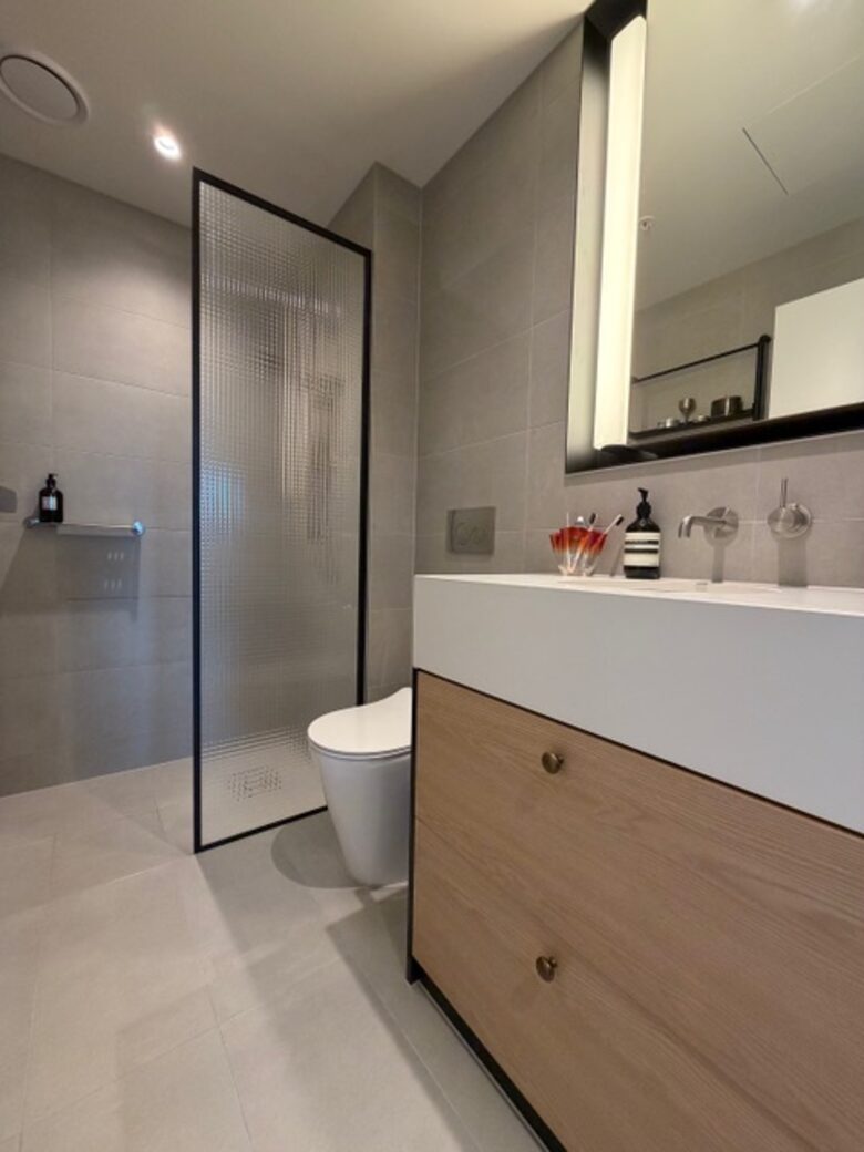 Design-Led Corner Outlook Above the Yarra in Central Melbourne - Melbourne, Australia