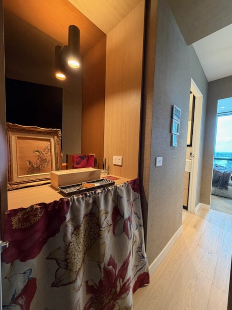 Design-Led Corner Outlook Above the Yarra in Central Melbourne - Melbourne, Australia