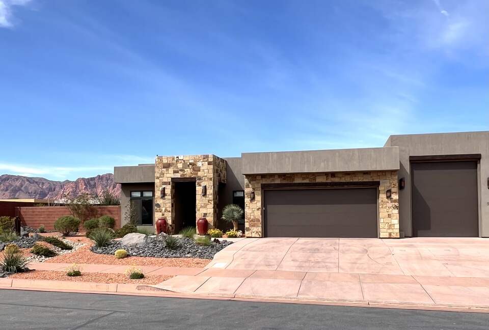 Cozy Red Rock Getaway with Outdoor Living & Pool - Ivins, Utah