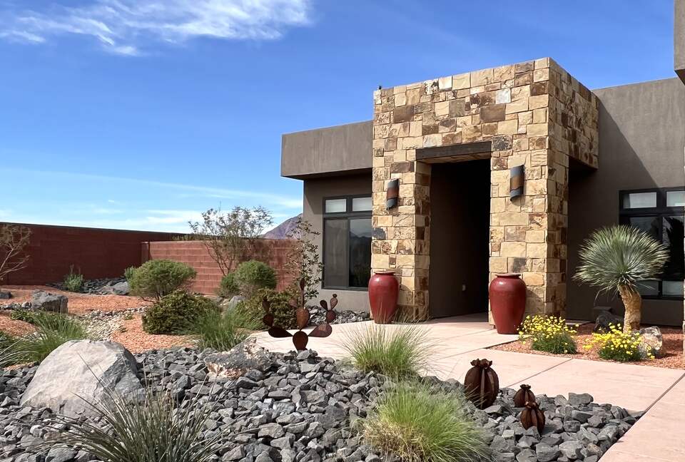 Cozy Red Rock Getaway with Outdoor Living & Pool - Ivins, Utah