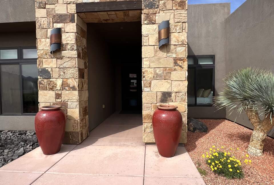 Cozy Red Rock Getaway with Outdoor Living & Pool - Ivins, Utah